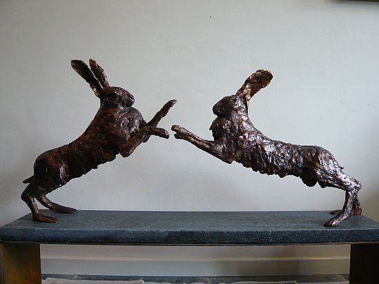 Duello-duel is een bronzen beeld van twee vechtende hazen.| bronzen beelden en tuinbeelden van Jeanette Jansen |